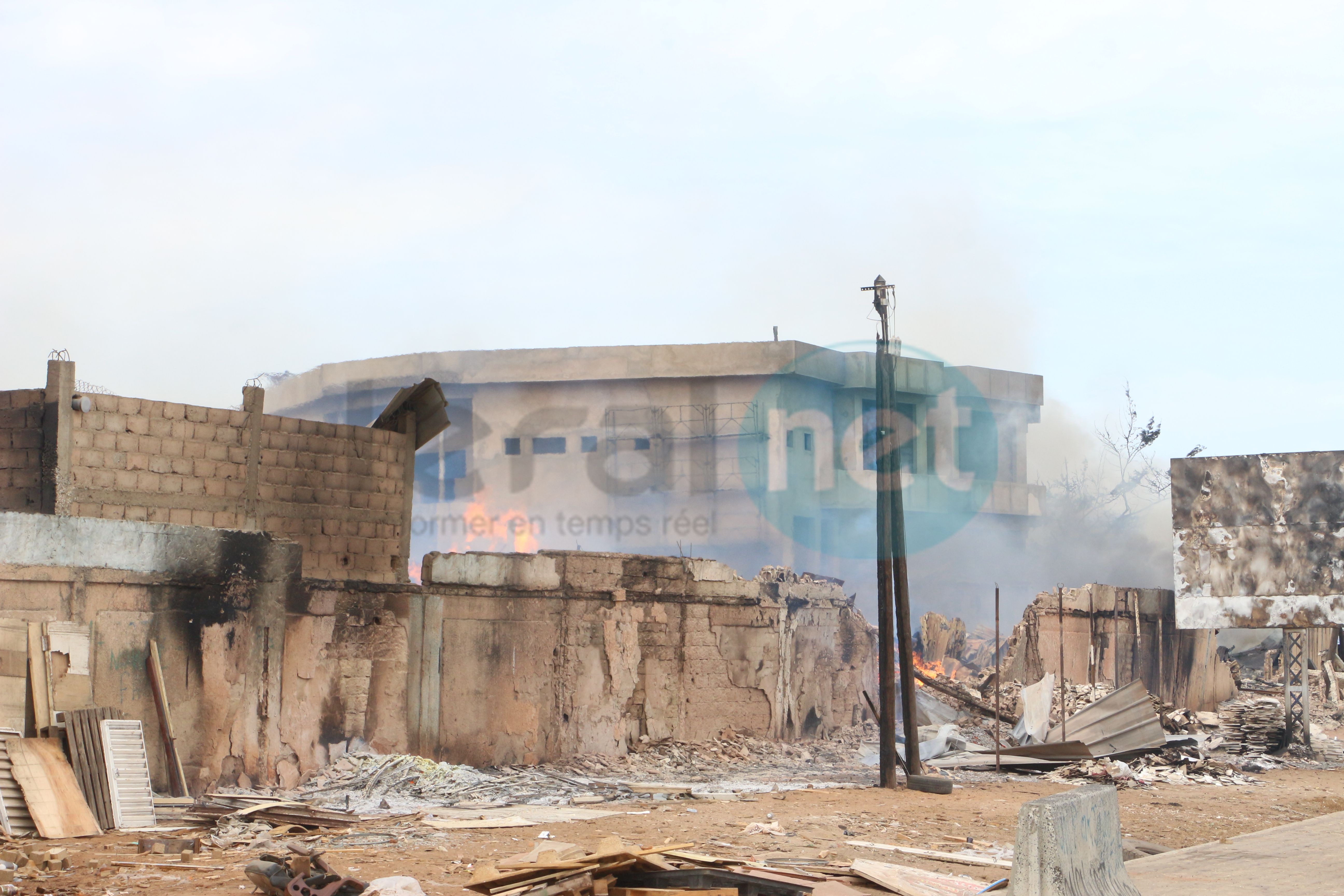  Photos - Incendie infernal au Parc Lambaye de Pikine 