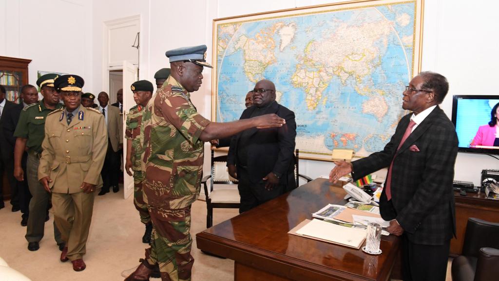 Le président Mugabe accueille l'état-major de l'armée zimbabwéenne avant de discourir à la télévision, le 19 novembre 2017