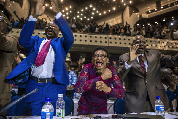 Au Parlement au moment de l'annonce de la démission de Mugabe