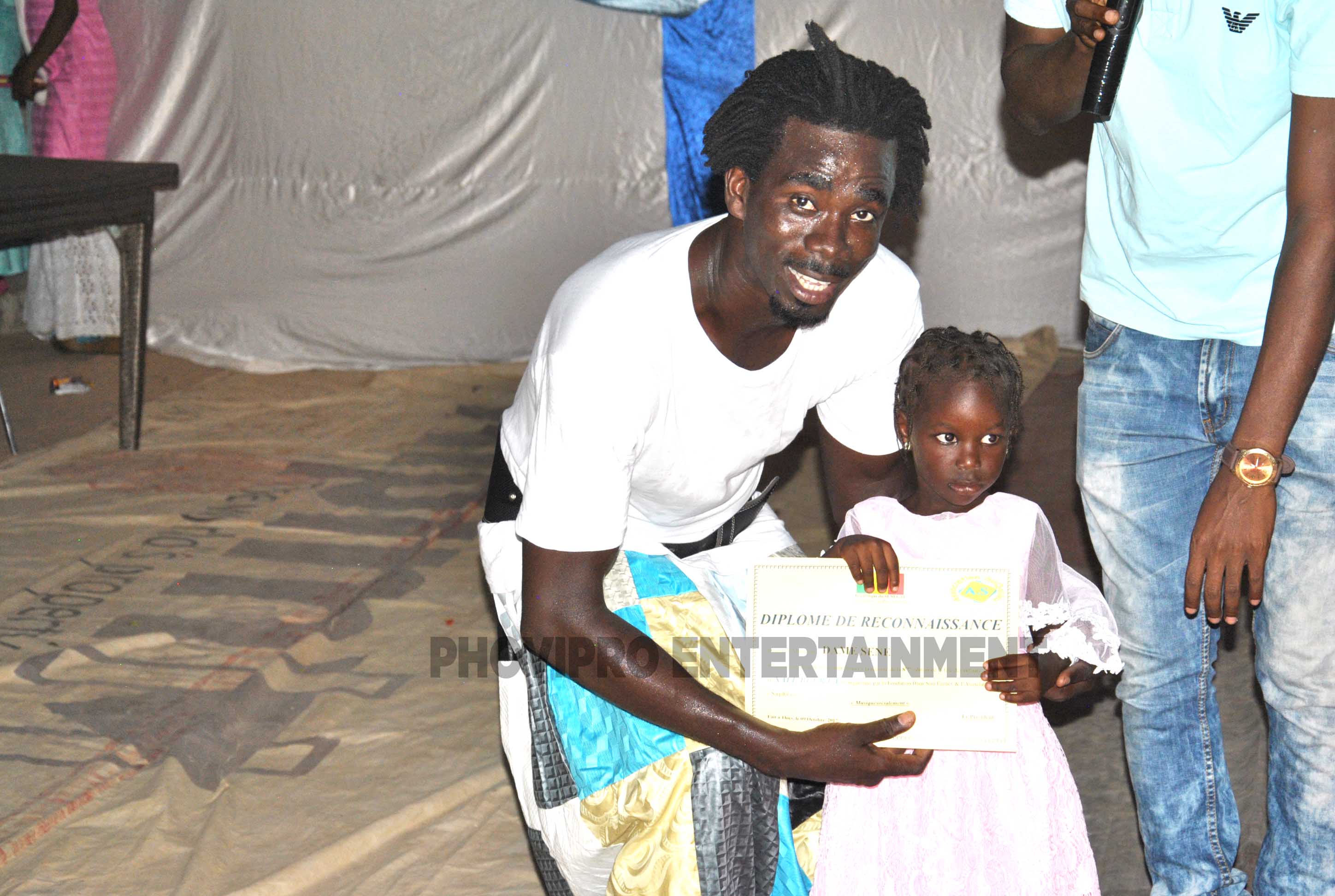 Fête des enfants:  "xalé buur la" distribution de fournitures à 370 élèves à Diakhao, Thies