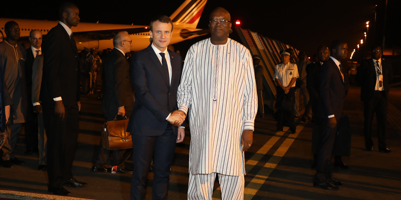 Burkina Faso: un véhicule militaire français attaqué à la grenade avant l'arrivée de Macron à Ouagadougou