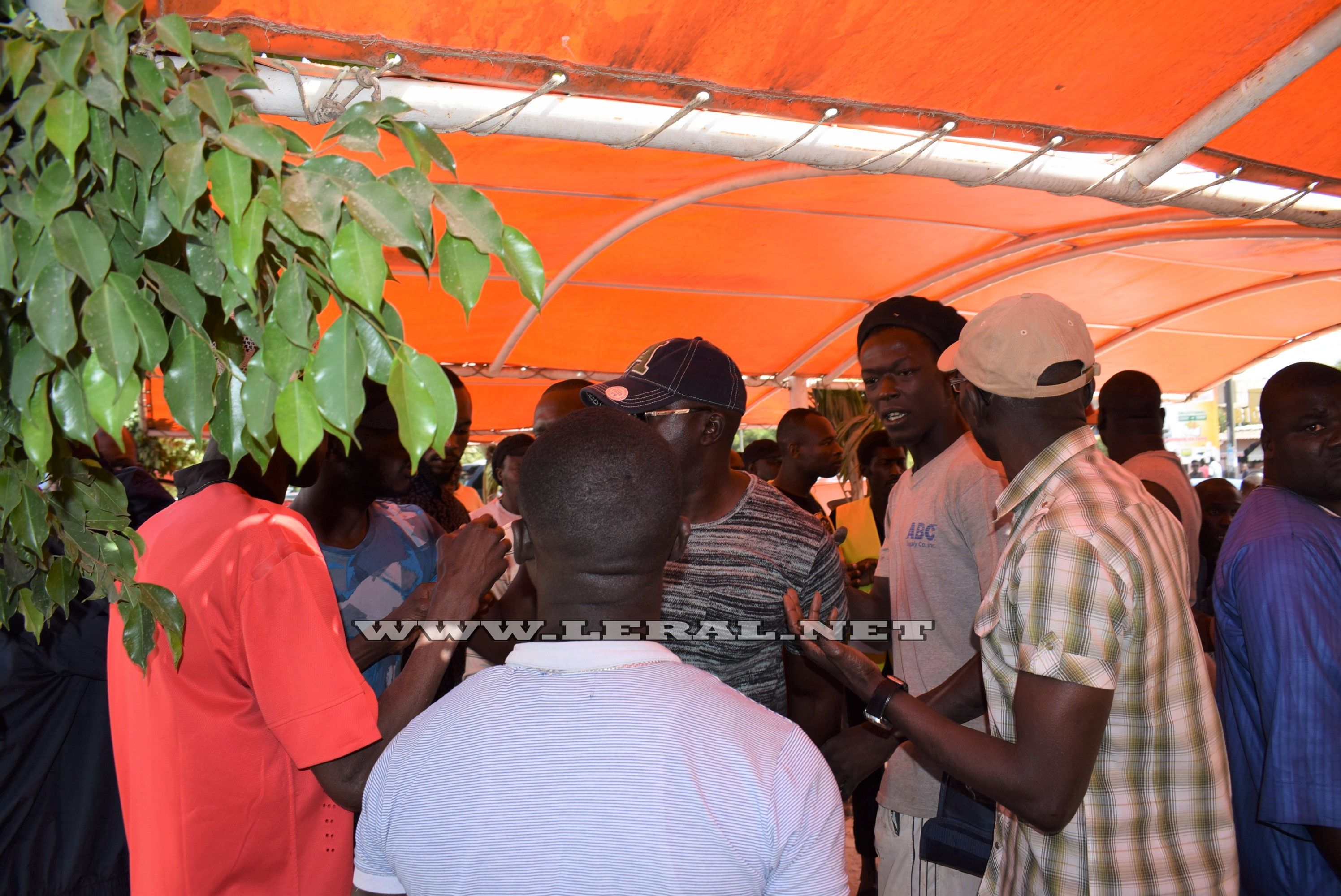 Les images du déguerpissent musclé au parking de Mar Diop alias " Bro" par le maire Sathie Agne Les images du déguerpissent musclé au parking de Mar Diop alias " Bro" par le maire Sathie Agne