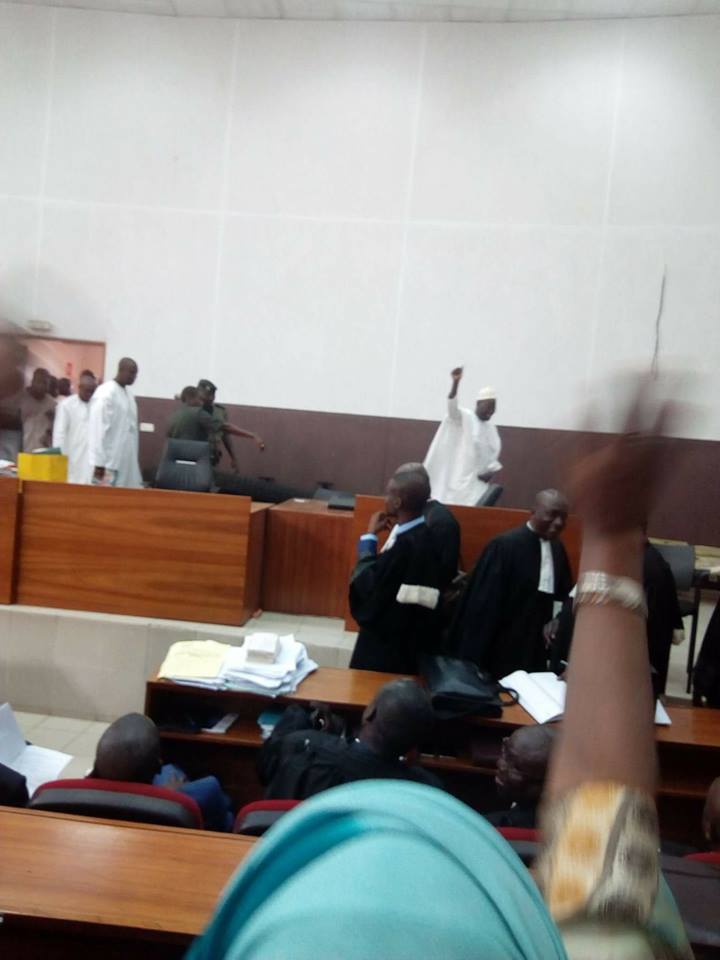 Arrêt sur images: Khalifa Sall à son entrée dans la salle d'audience du tribunal