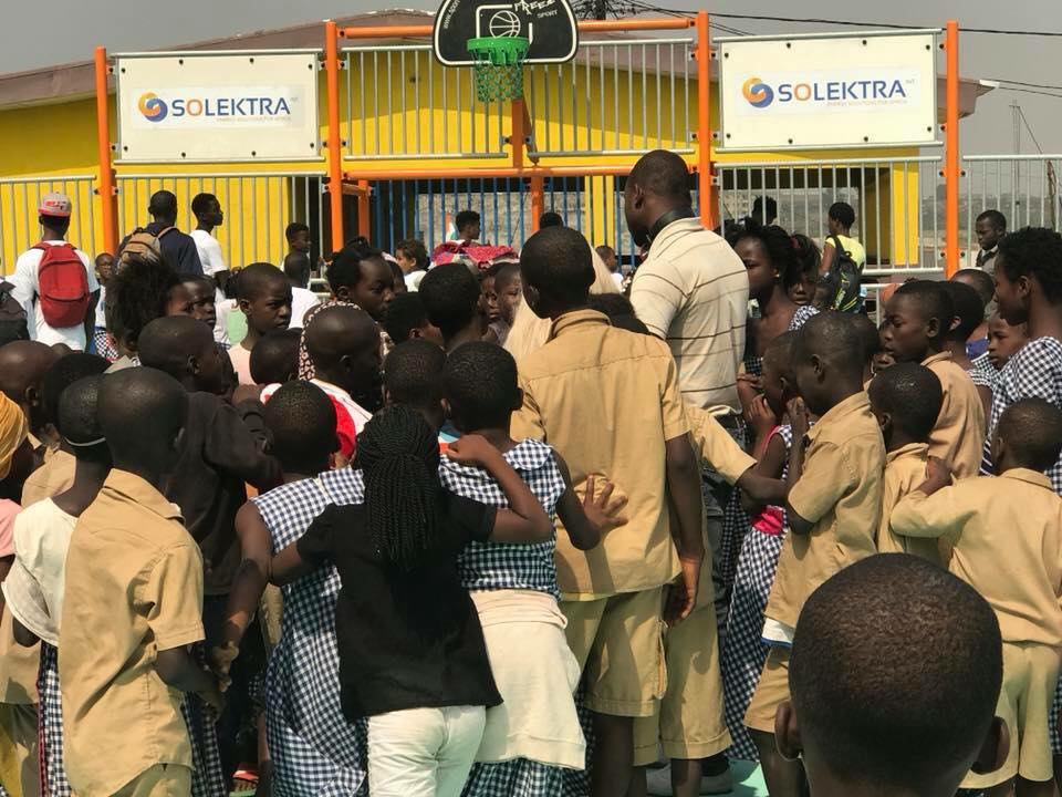 Images: AKON offre une école aux habitants de Yopougon (Abidjan)