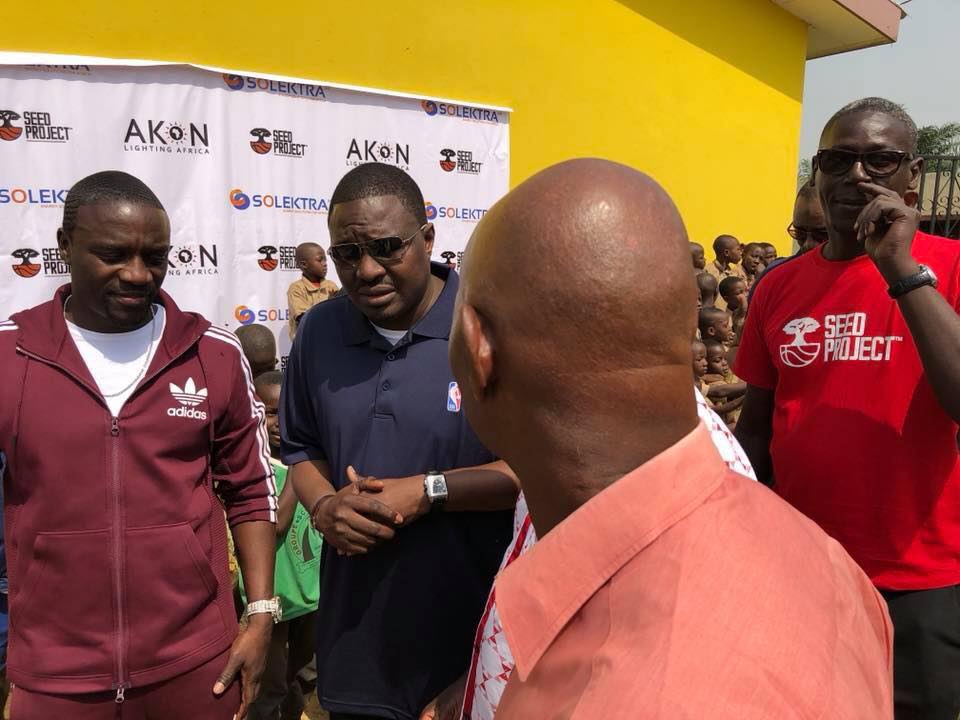 Images: AKON offre une école aux habitants de Yopougon (Abidjan)