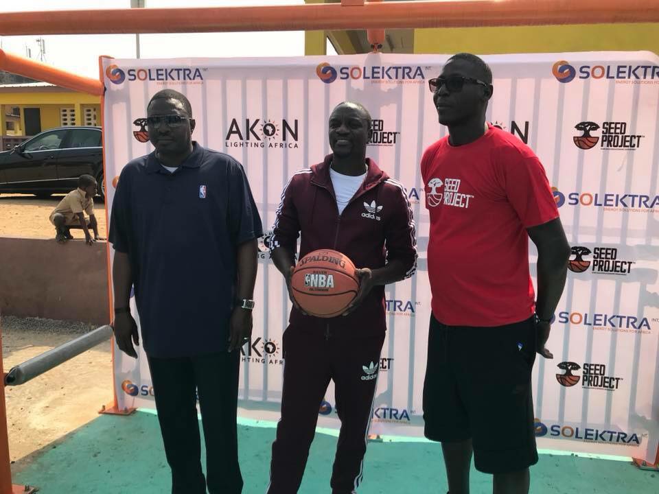 Images: AKON offre une école aux habitants de Yopougon (Abidjan)