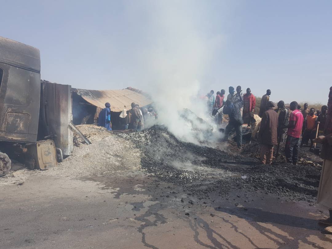 Vidéo-photos: Un camion prend feu entre Kayes et Diama