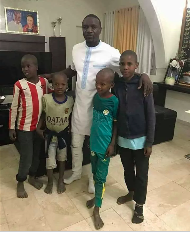 Arrêt sur image: Akon en parfaite complicité avec des talibés