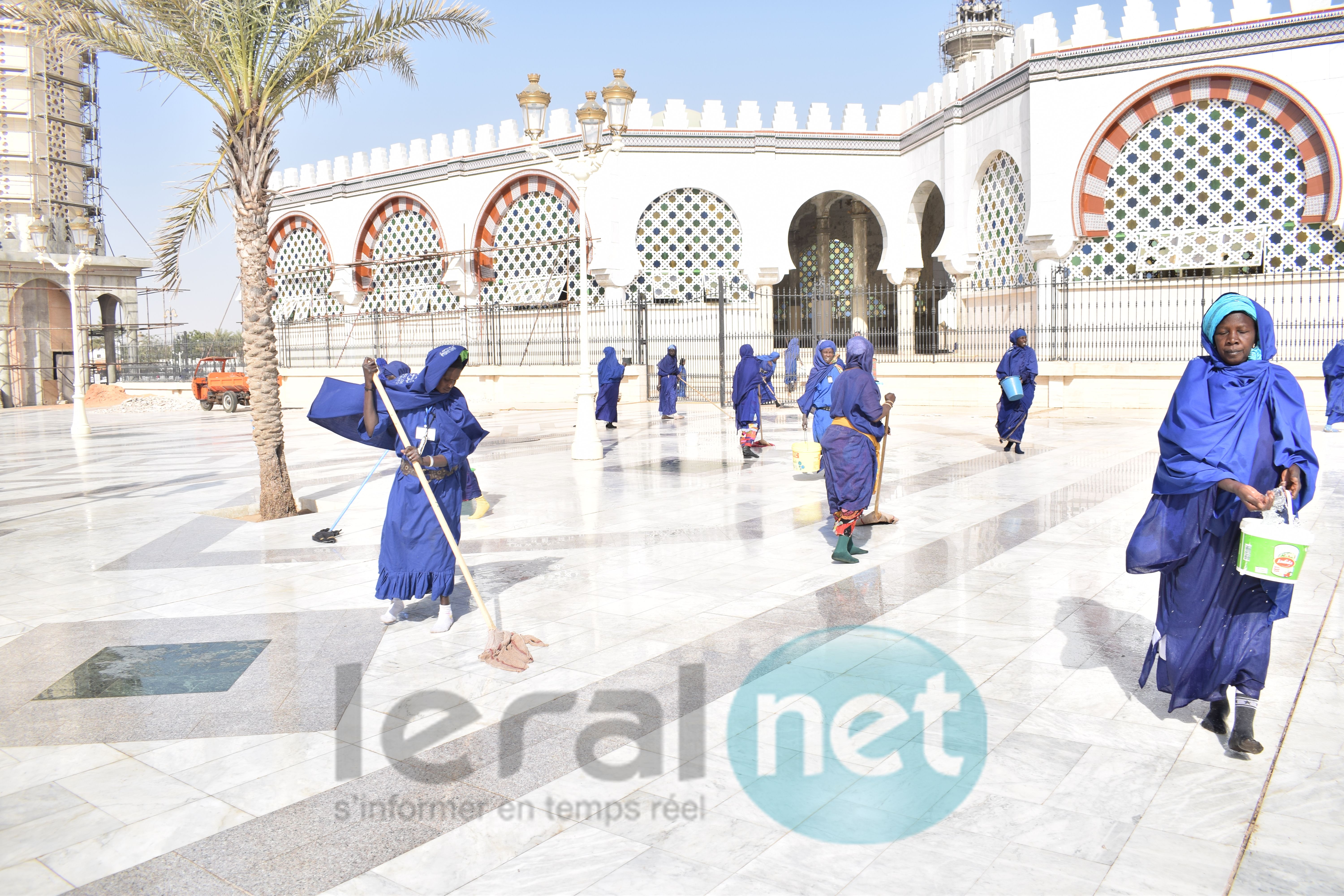 Photo: Découvrez le Dahiratou Ashabou Dianaty, l’équipe de nettoyage du Jeudi de la Grande Mosquée de Touba de volontaires 