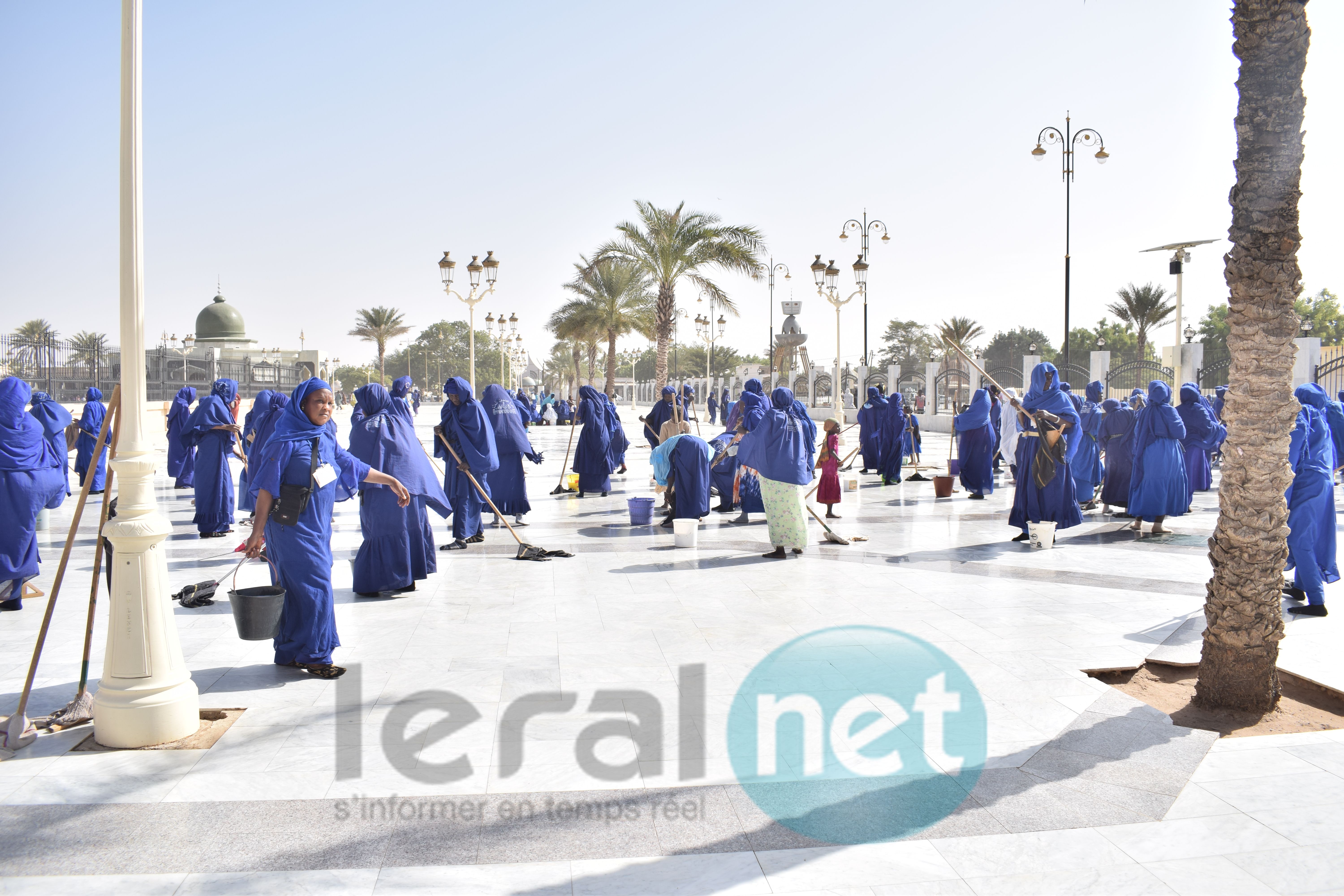 Photo: Découvrez le Dahiratou Ashabou Dianaty, l’équipe de nettoyage du Jeudi de la Grande Mosquée de Touba de volontaires 