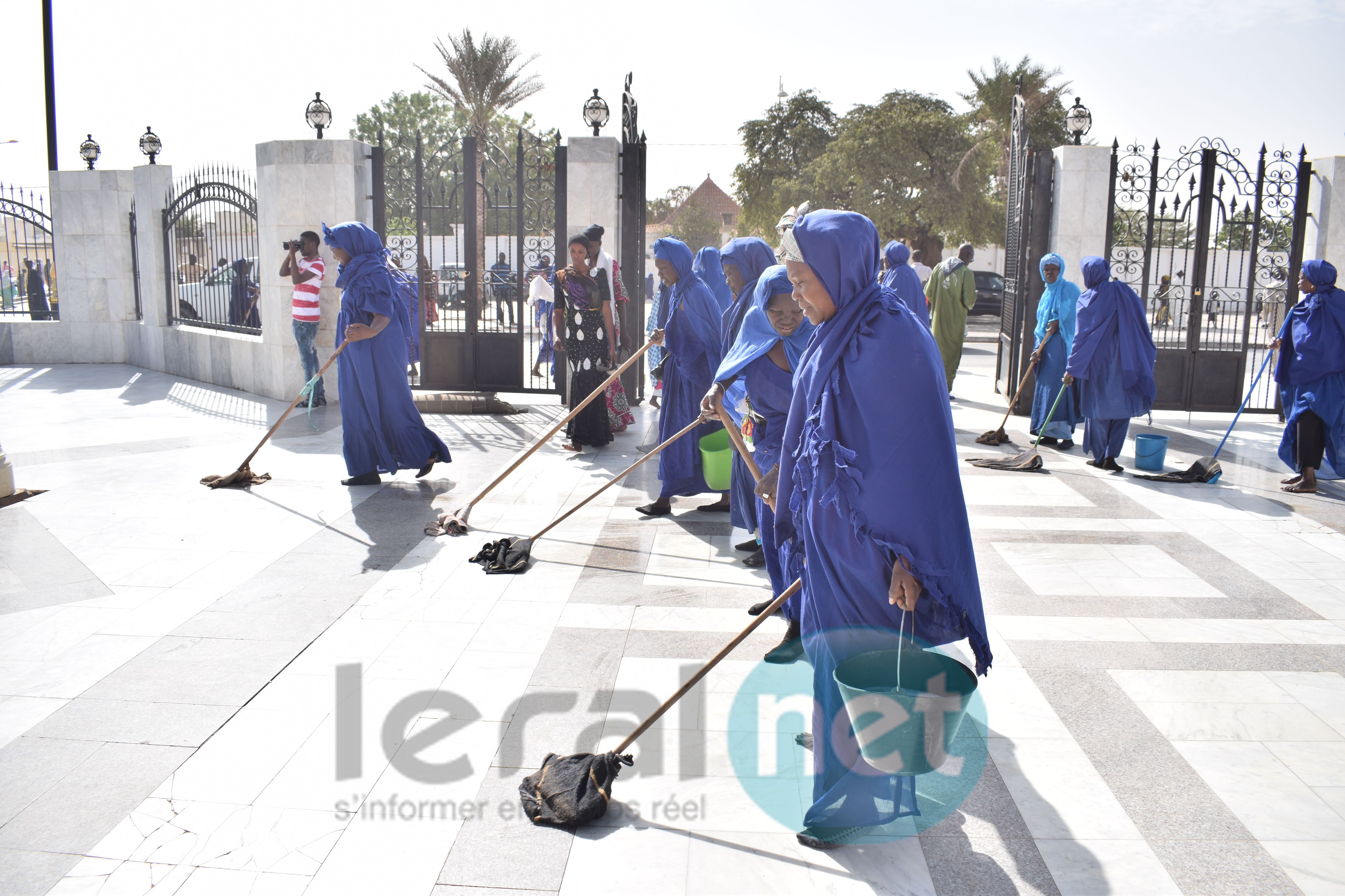 Photo: Découvrez le Dahiratou Ashabou Dianaty, l’équipe de nettoyage du Jeudi de la Grande Mosquée de Touba de volontaires 