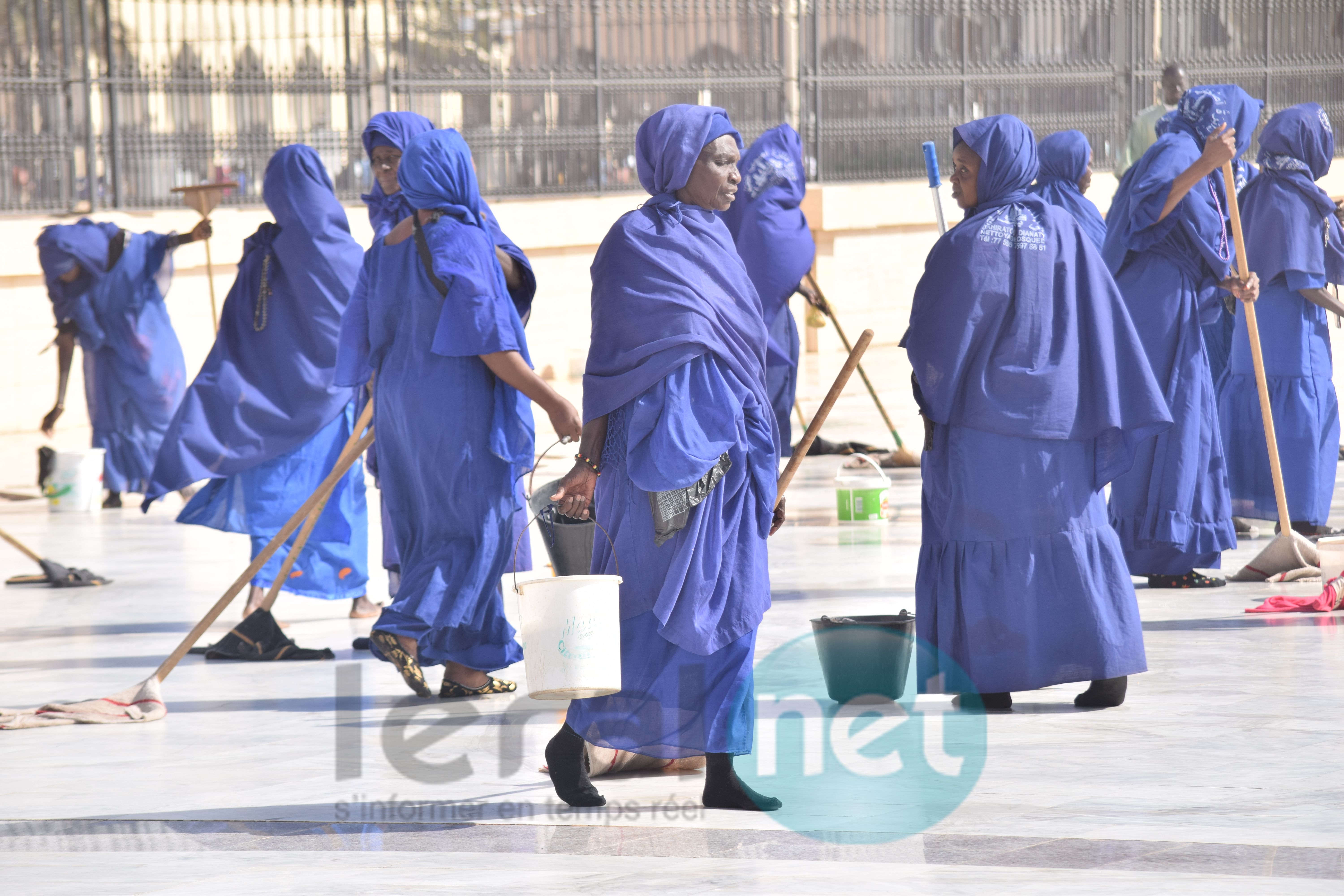 Photo: Découvrez le Dahiratou Ashabou Dianaty, l’équipe de nettoyage du Jeudi de la Grande Mosquée de Touba de volontaires 