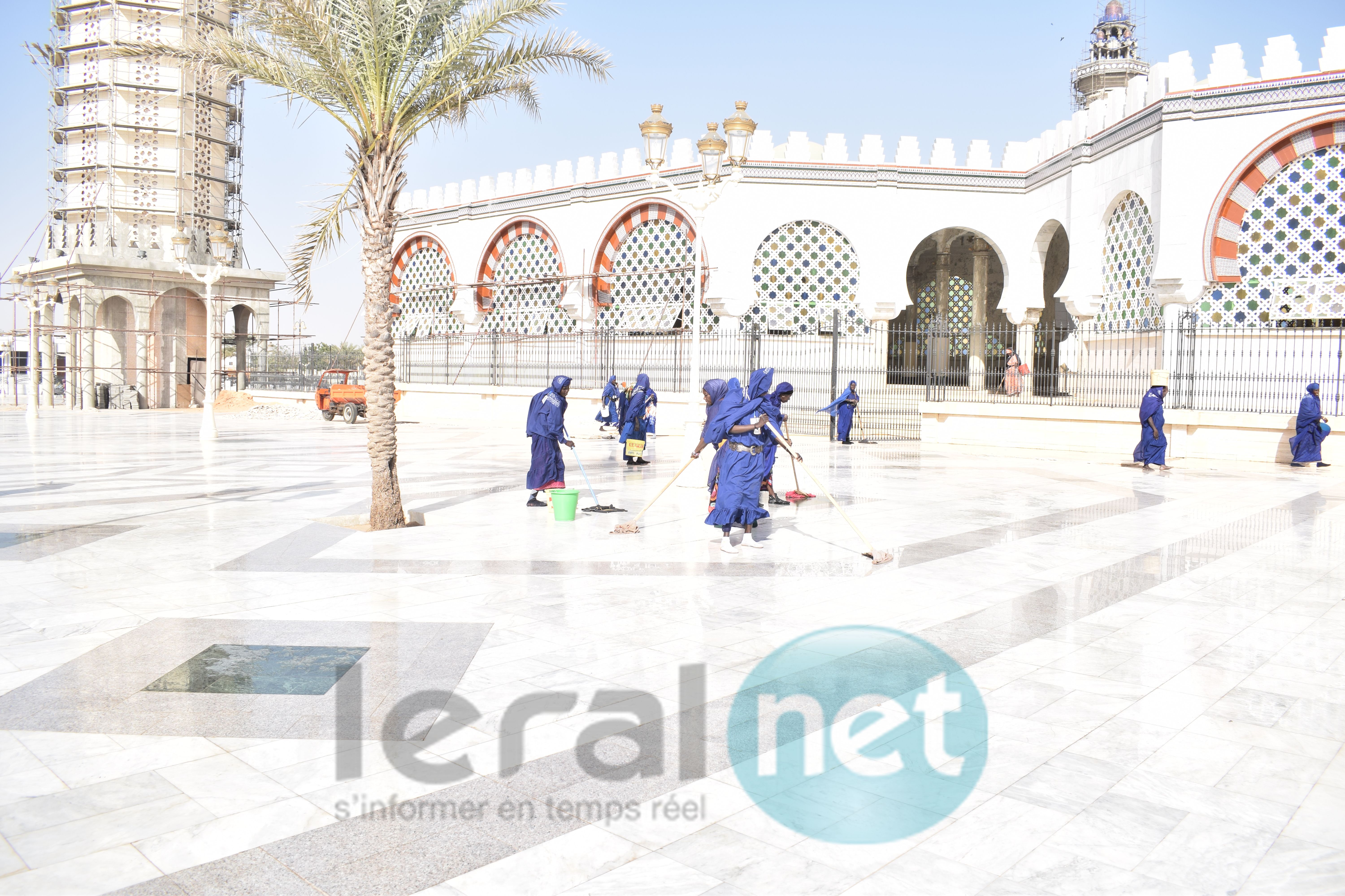 Photo: Découvrez le Dahiratou Ashabou Dianaty, l’équipe de nettoyage du Jeudi de la Grande Mosquée de Touba de volontaires 