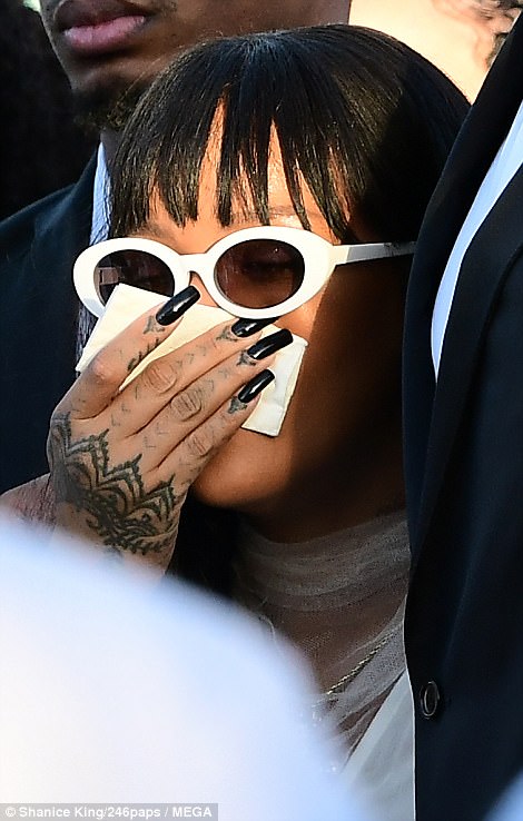 16 photos : Rihanna inconsolable à l'enterrement de son cousin