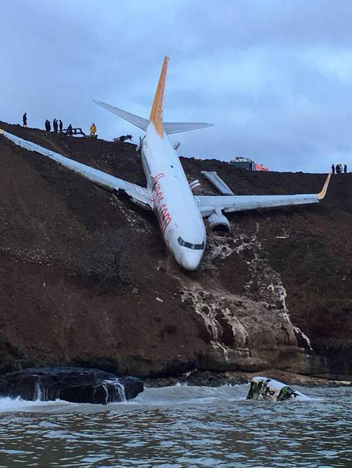 Images spectaculaires: Un Boeing rate son atterrissage et a failli tomber dans la mer