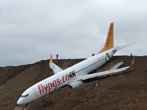 Images spectaculaires: Un Boeing rate son atterrissage et a failli tomber dans la mer