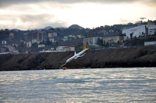 Images spectaculaires: Un Boeing rate son atterrissage et a failli tomber dans la mer