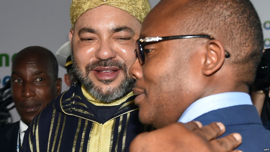 Le roi Mohammed VI et le Premier ministre Umaro Sissoco Embalo à Abidjan, le 29 novembre 2017.