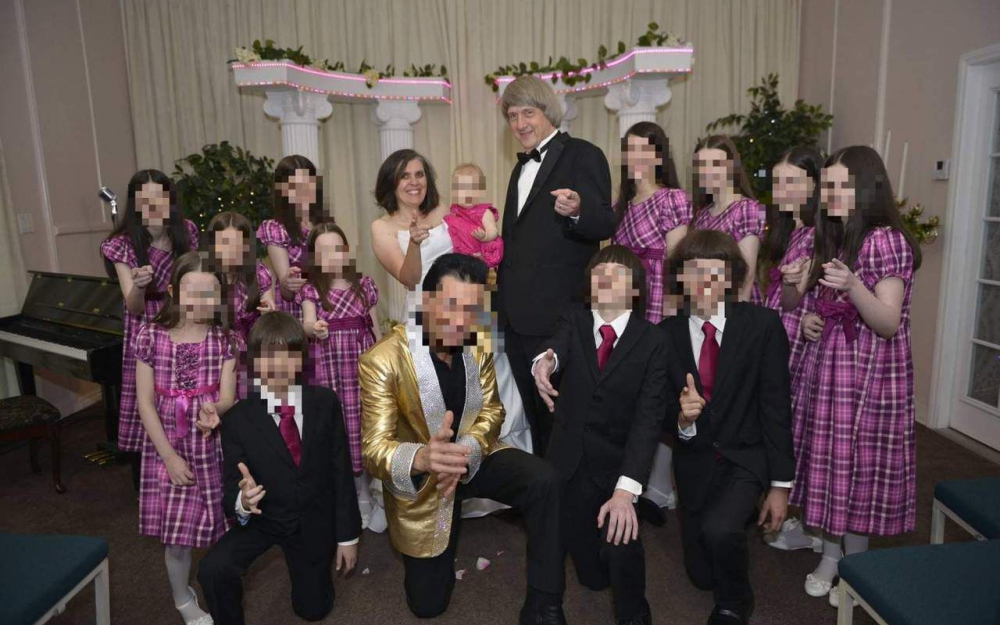 David et Louise Turpin, entourés de leurs 10 filles et trois garçons, âgés de deux à 29 ans, en 2015 à la Elvis Chapel de Las Vegas.