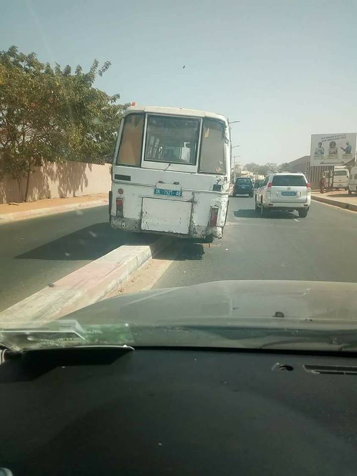 Photos-Accident spectaculaire d’un bus Tata sur la route de Ouakam