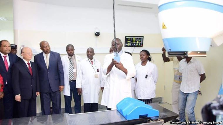 Le Premier ministre ougandais, Ruhakana Rugunda (3e à gauche) lors de l'inauguration de la machine de radiothérapie à Kampala, Ouganda, 19 janvier 2018. (Twitter/Agaba Philbert).