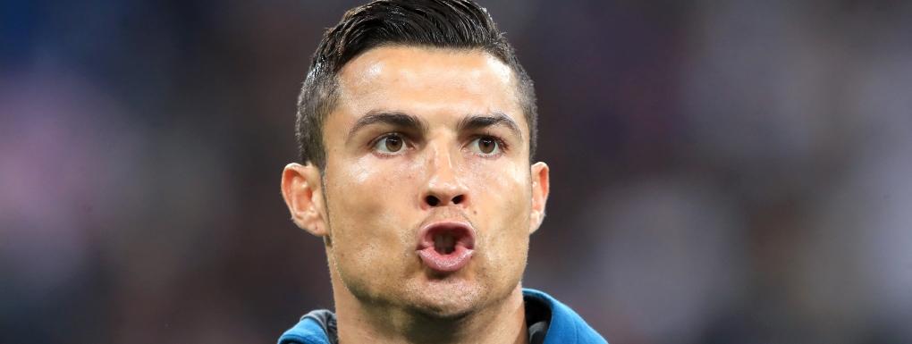 Nike Air Force 1 CR7 aux pieds, Cristiano Ronaldo pose avec son nouveau trophée !
