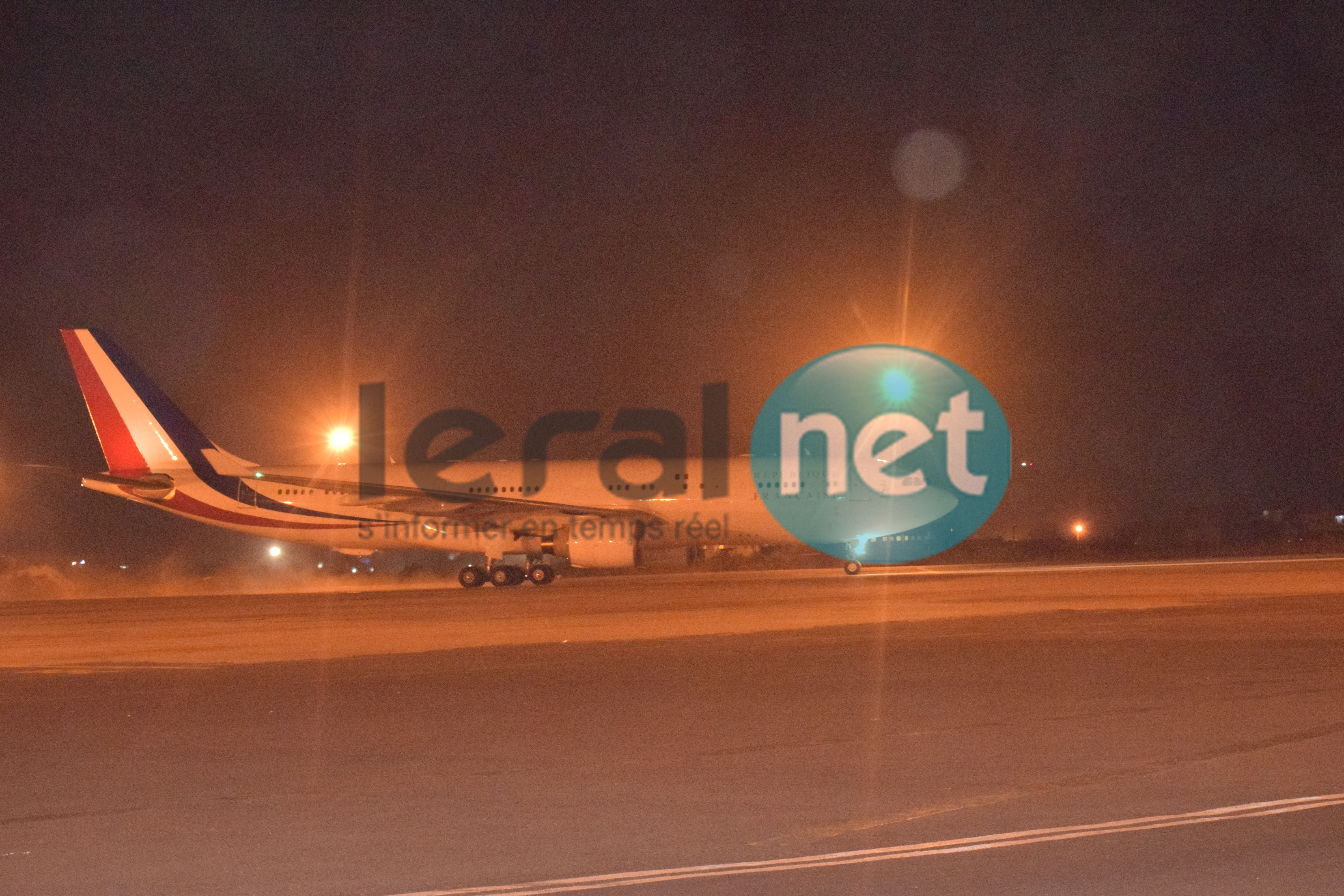 Photos : Emmanuel Macron est arrivé au Sénégal à 23 H 30 à l'aéroport L.S. Senghor 