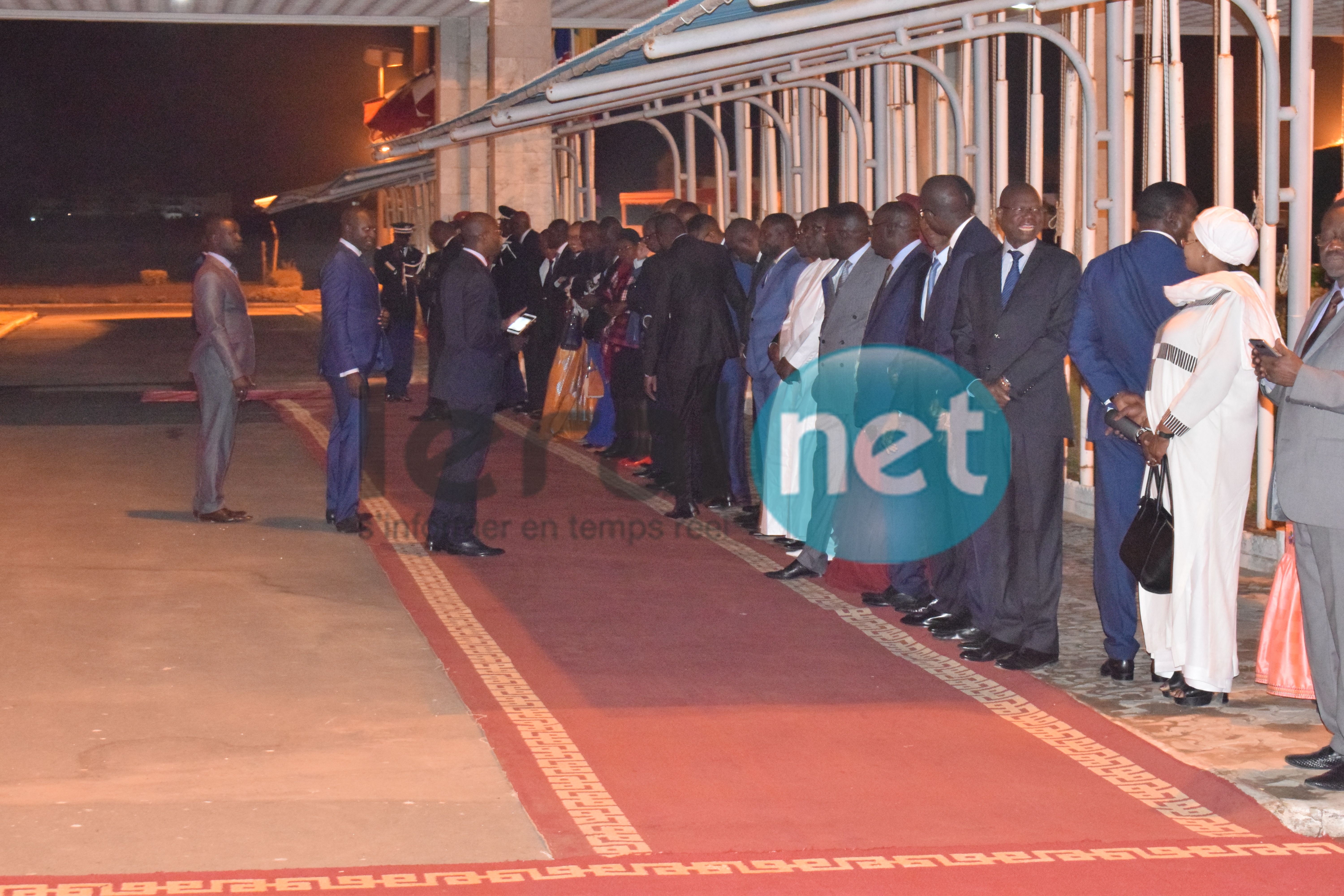 Photos : Emmanuel Macron est arrivé au Sénégal à 23 H 30 à l'aéroport L.S. Senghor 