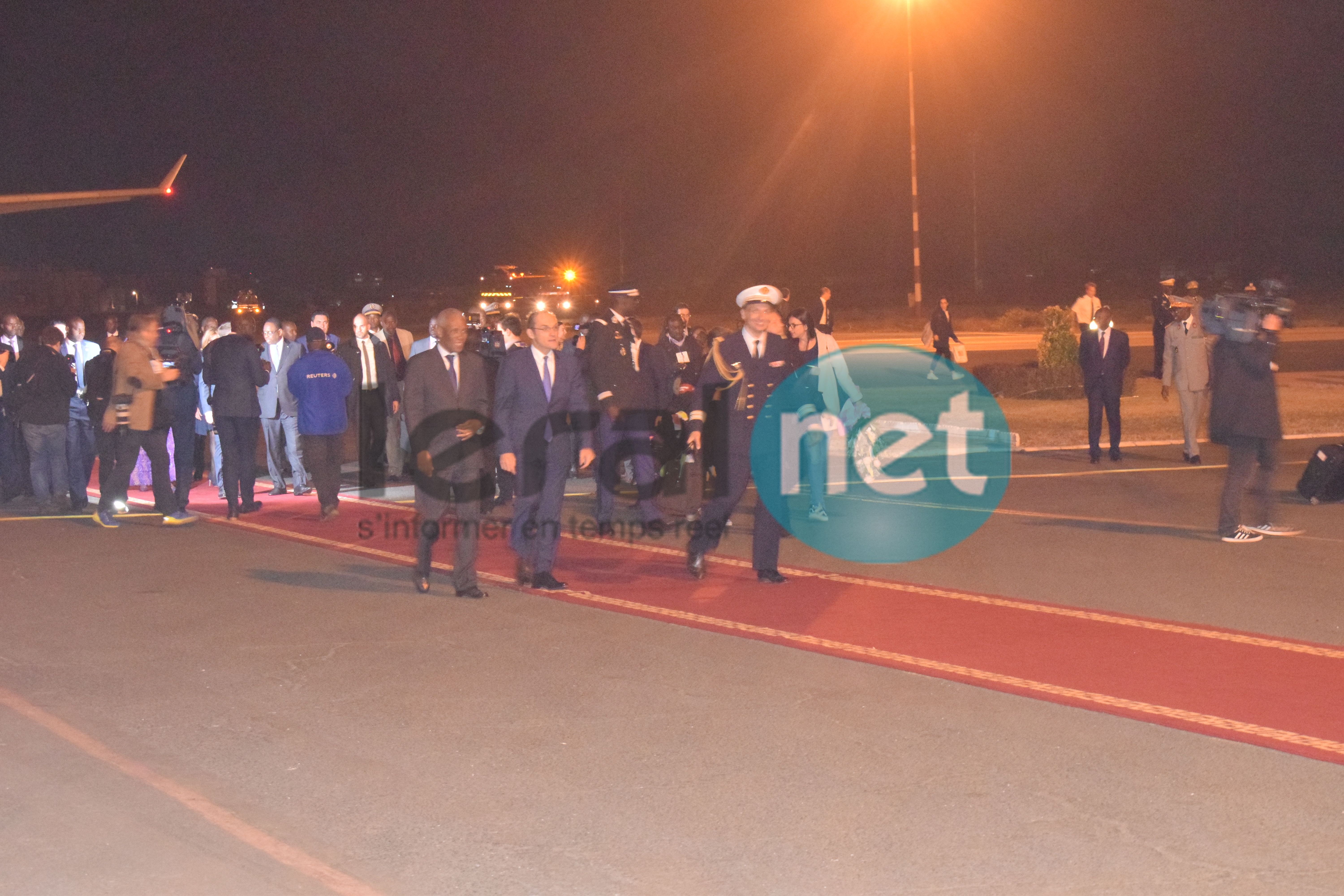 Photos : Emmanuel Macron est arrivé au Sénégal à 23 H 30 à l'aéroport L.S. Senghor 