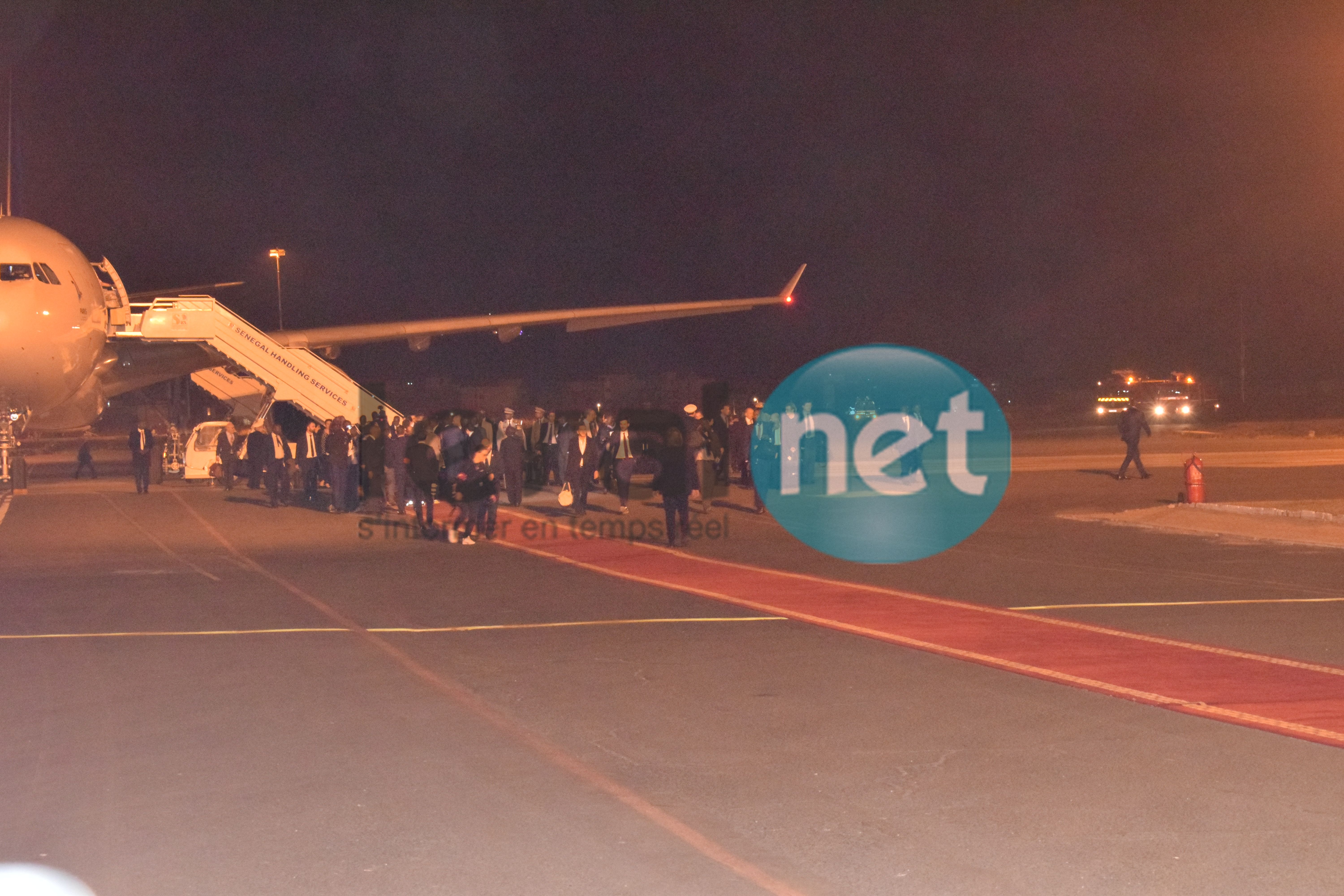 Photos : Emmanuel Macron est arrivé au Sénégal à 23 H 30 à l'aéroport L.S. Senghor 