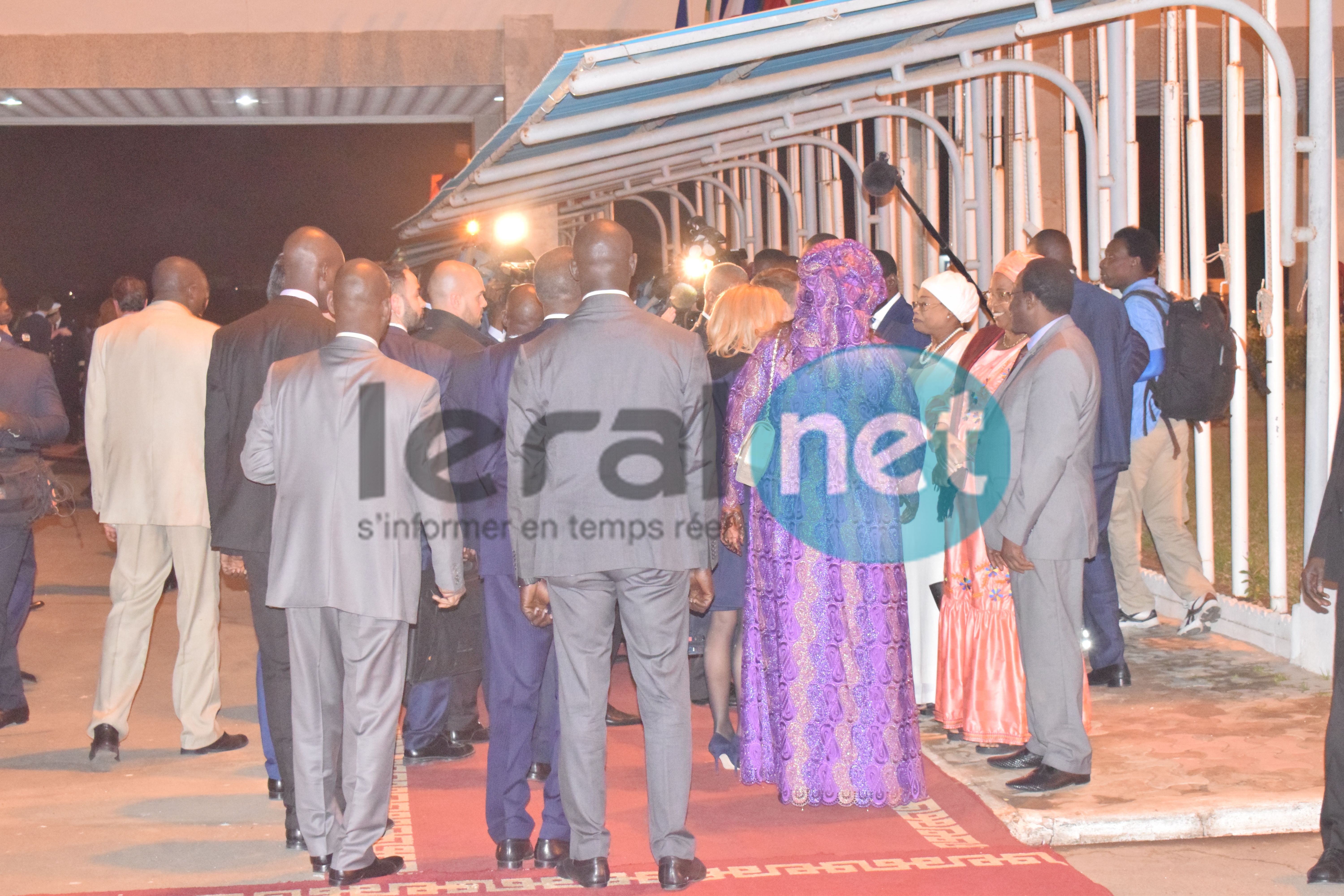 Photos : Emmanuel Macron est arrivé au Sénégal à 23 H 30 à l'aéroport L.S. Senghor 