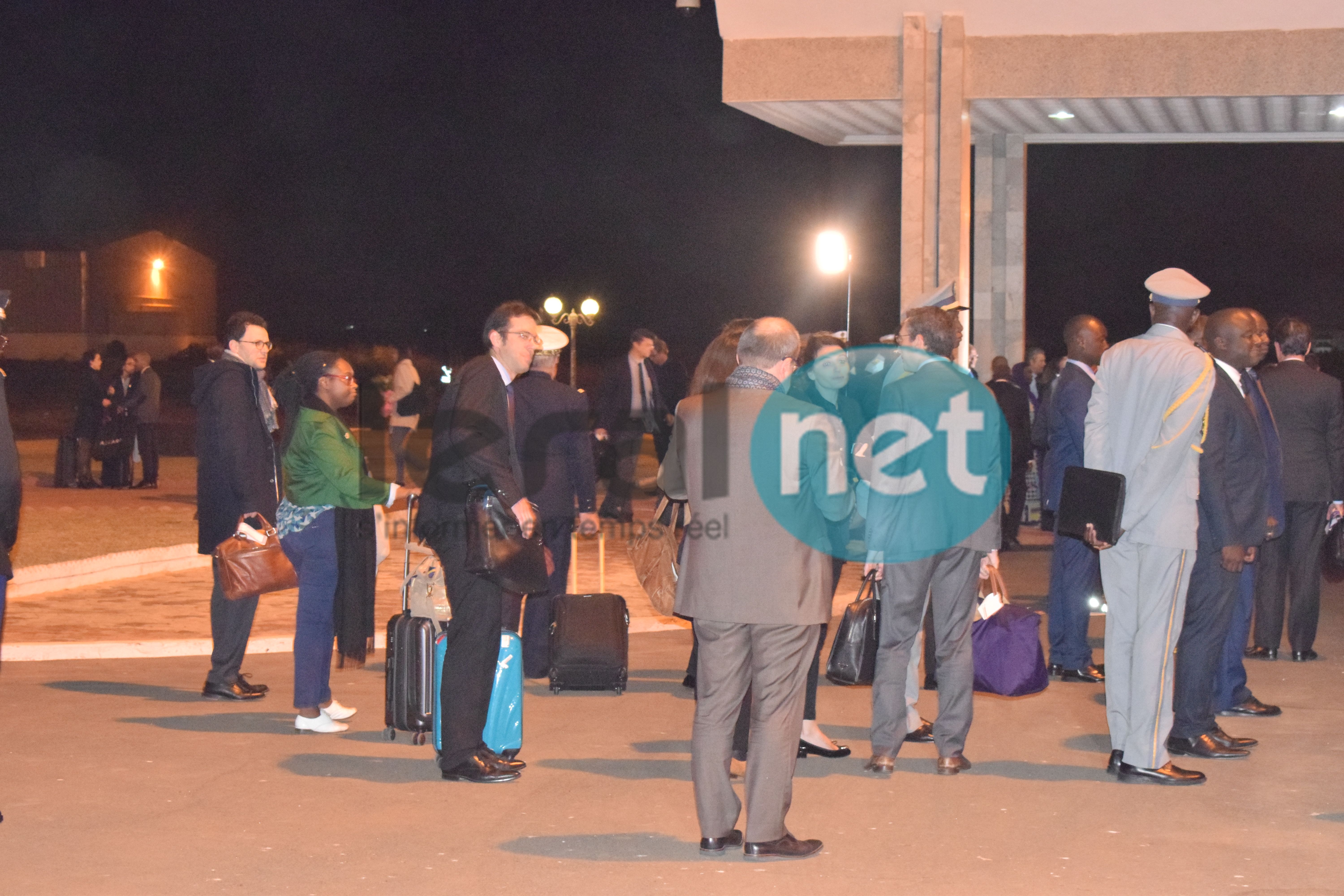 Photos : Emmanuel Macron est arrivé au Sénégal à 23 H 30 à l'aéroport L.S. Senghor 