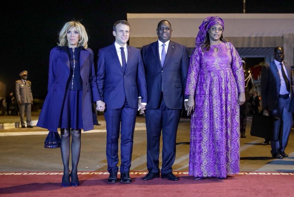 Photos : Quand Macky Sall et Emmanuel Macron tiennent la main des Premières dames, regardez