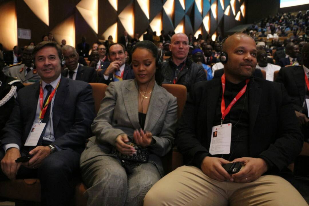 Rihanna illumine Dakar par sa beauté glamour, contemplez la star à Diamniadio (photos) Rihanna illumine Dakar par sa beauté glamour, contemplez la star à Diamniadio (photos)