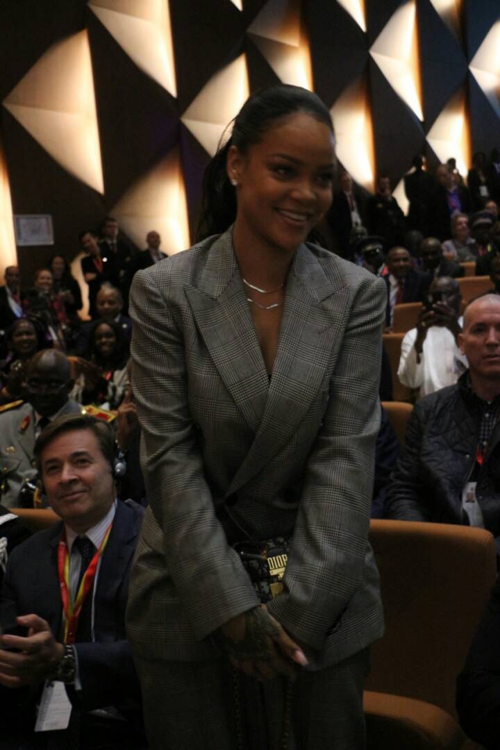 8 photos : Rihanna illumine Dakar par sa beauté glamour, regardez la star à Diamniadio