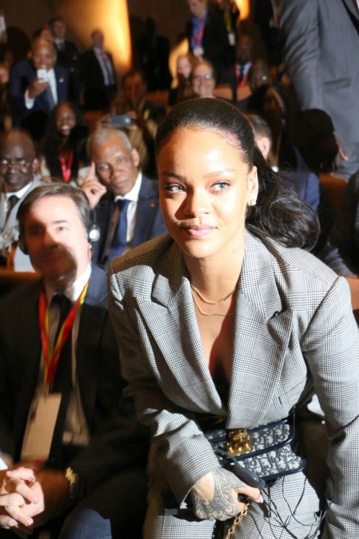 8 photos : Rihanna illumine Dakar par sa beauté glamour, regardez la star à Diamniadio