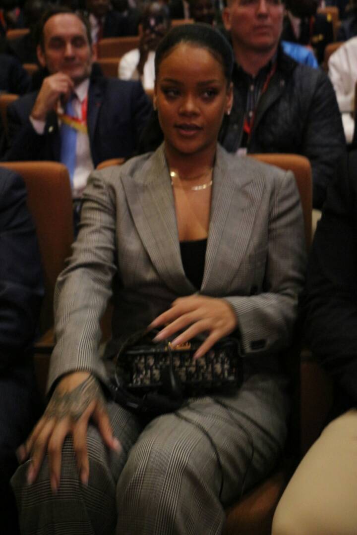 Rihanna illumine Dakar par sa beauté glamour, contemplez la star à Diamniadio (photos)
