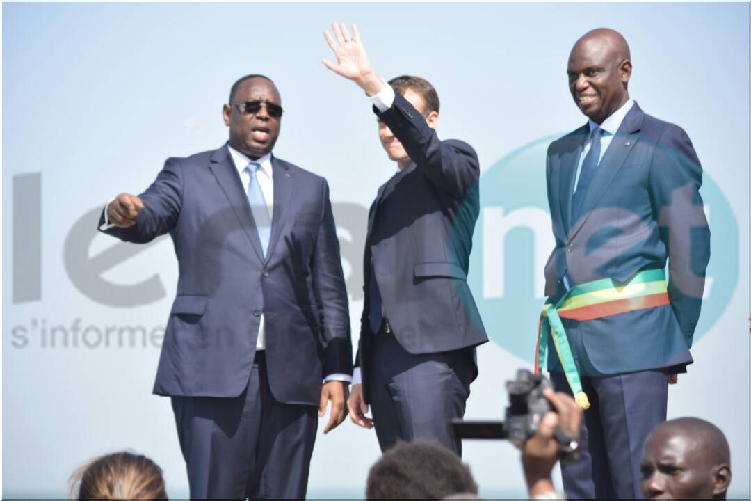 Photos : Macky Sall et Macron chaleureusement accueillis par une foule immense