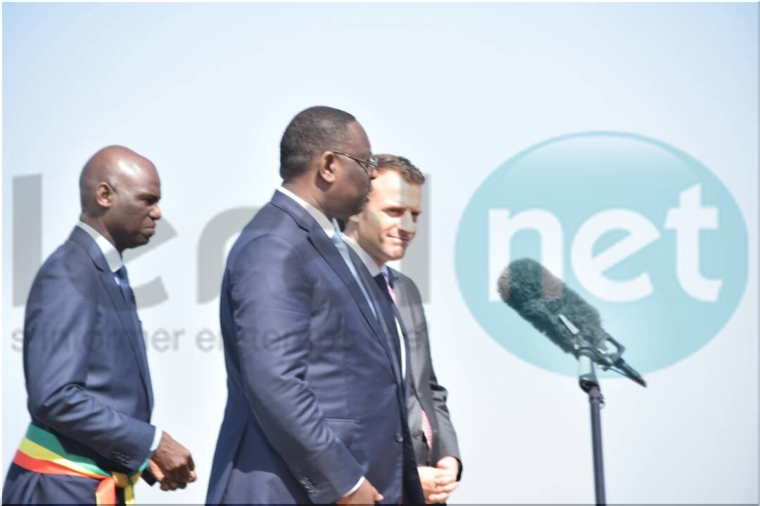 Photos : Macky Sall et Macron chaleureusement accueillis par une foule immense