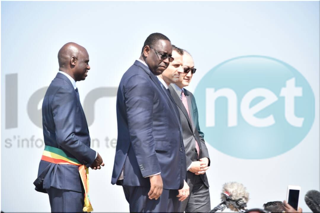 Photos : Macky Sall et Macron chaleureusement accueillis par une foule immense
