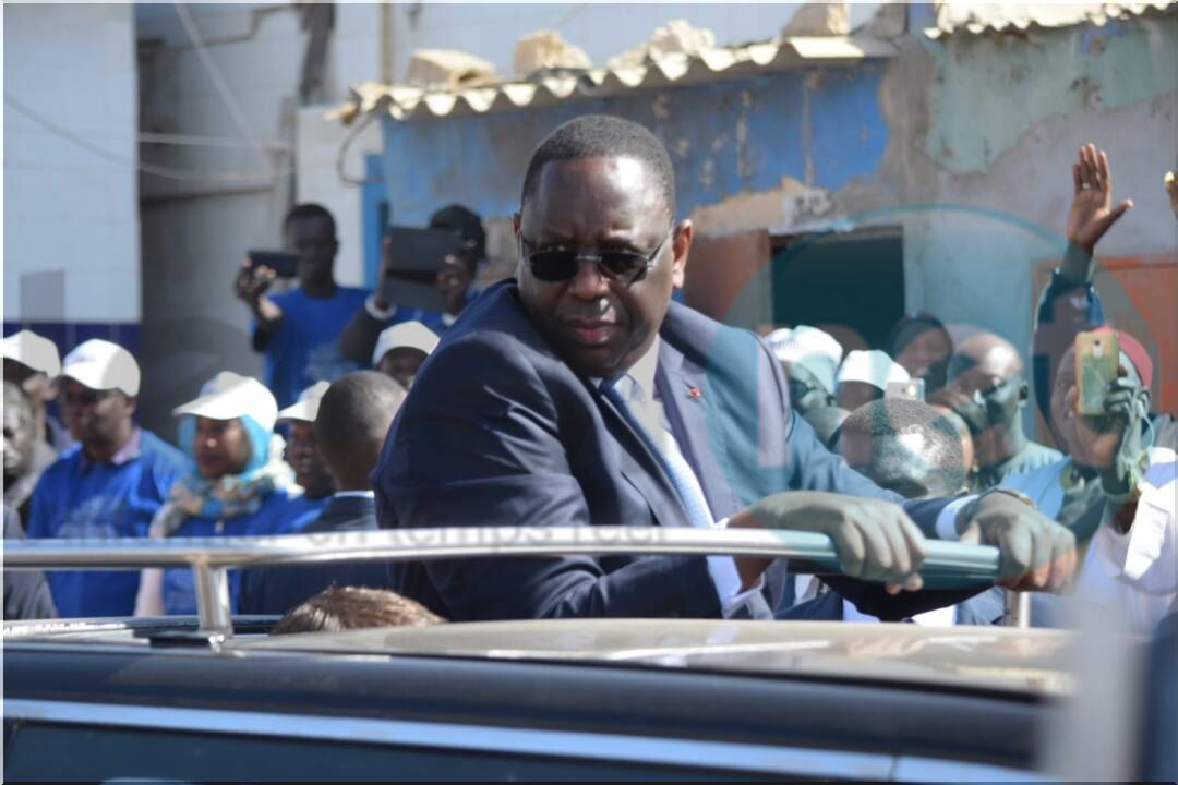 Photos : Macky Sall et Macron chaleureusement accueillis par une foule immense