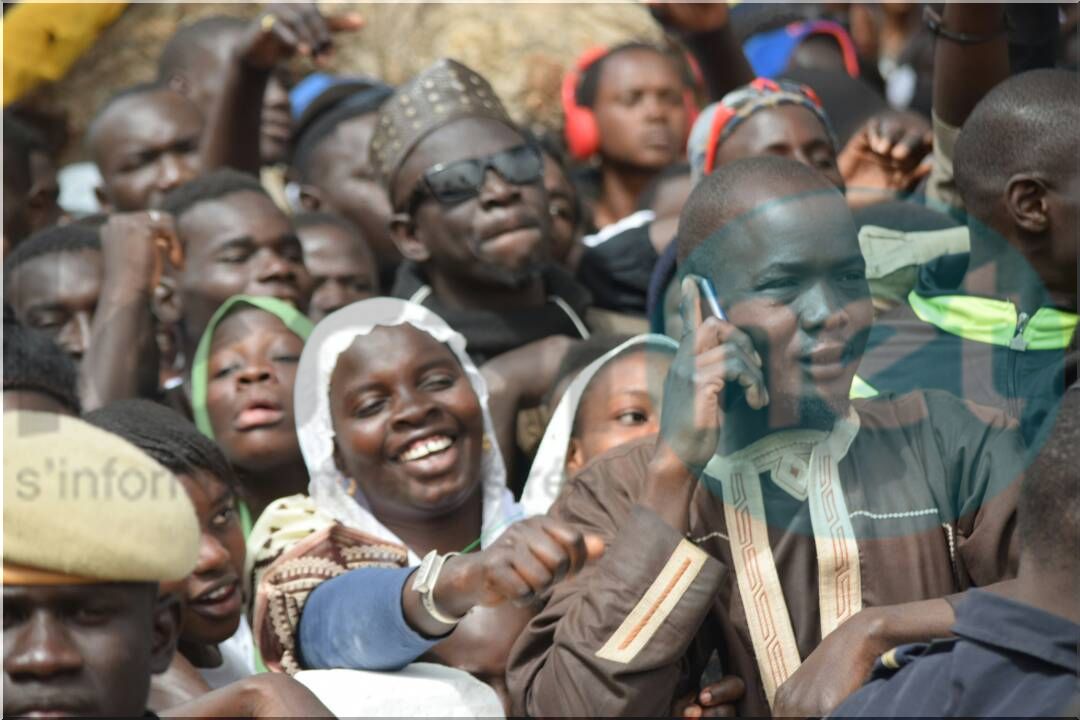 Photos : Macky Sall et Macron chaleureusement accueillis par une foule immense