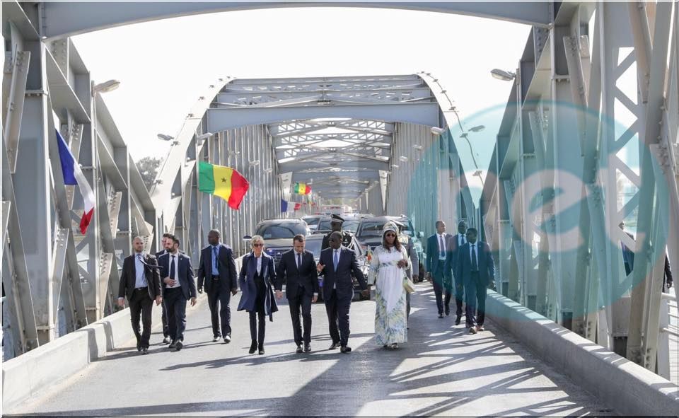 (Photos) Saint-Louis: Les couples présidentiels Macron et Sall traversent main dans la main, le pont de la vieille ville, à pieds