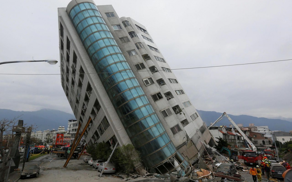 Les secours aux abords d’un immeuble effondré, à Hualien (Taïwan), le 7 février 2018. Reuters/Stringer