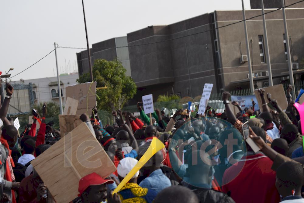 90 PHOTOS: la marche des enseignants des syndicats SAEMS, CUSEMS, SELS, SELS A, UDEN, SNELAS/FC à la Place de la Nation (Obélisque)