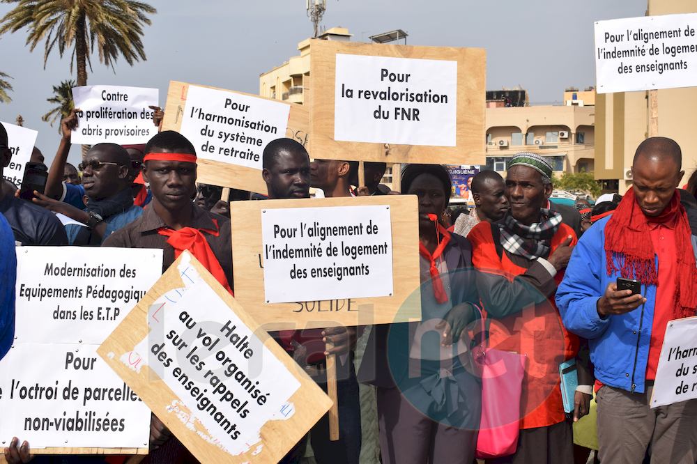 90 PHOTOS: la marche des enseignants des syndicats SAEMS, CUSEMS, SELS, SELS A, UDEN, SNELAS/FC à la Place de la Nation (Obélisque)