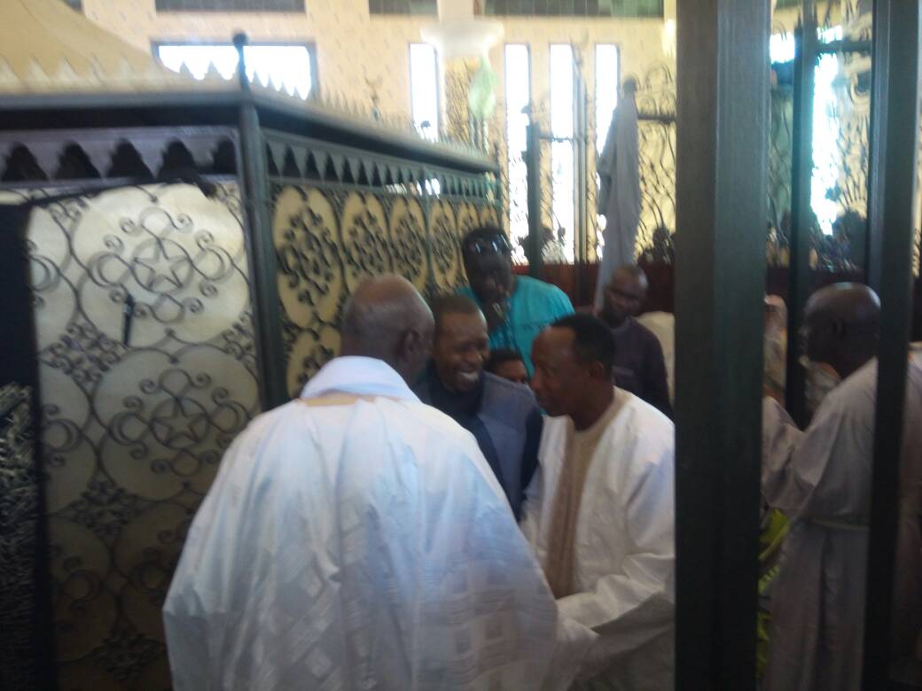 ​Vidéo-Photos: Cheikh Amar au Mausolée de Sokhna Diarra Toullah accompagné par Serigne Bassirou Mbacké Porokhane