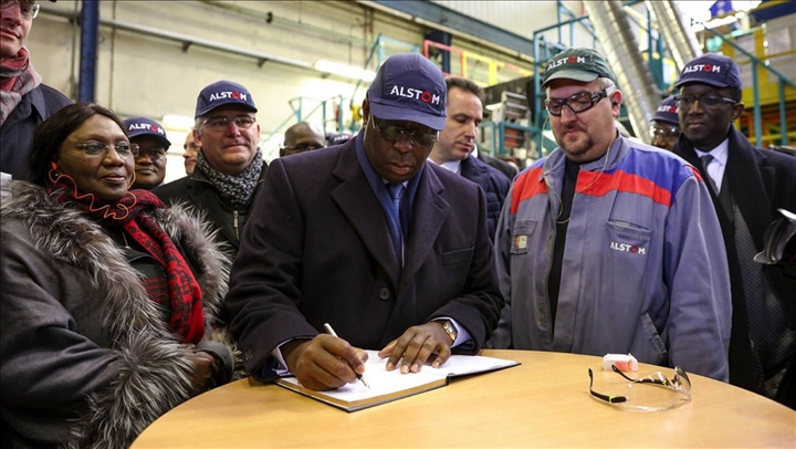 Paris, le 19 décembre 2016 - Le président de la République Macky Sall a visité des Usines Alstom. Cette entreprise française participe à la construction du Train express régional (TER) à Dakar. Le chef de l`État effectue une visite d`État de cinq jours en France..