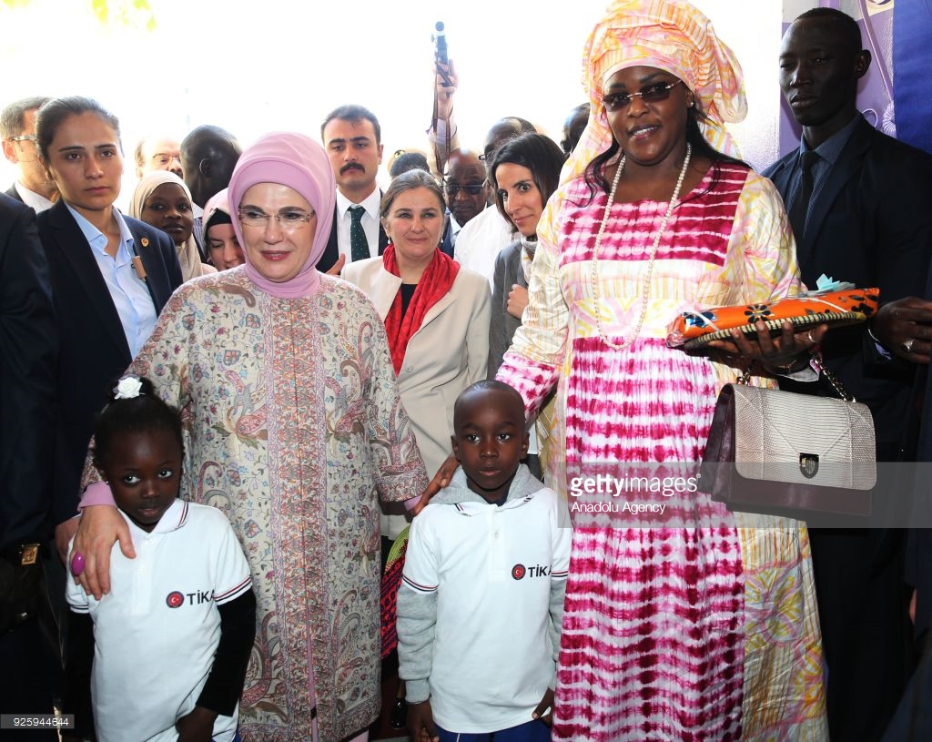 16 photos : Marième Faye Sall et Emine Erdoğan au chevet des femmes et des enfants de  Pikine