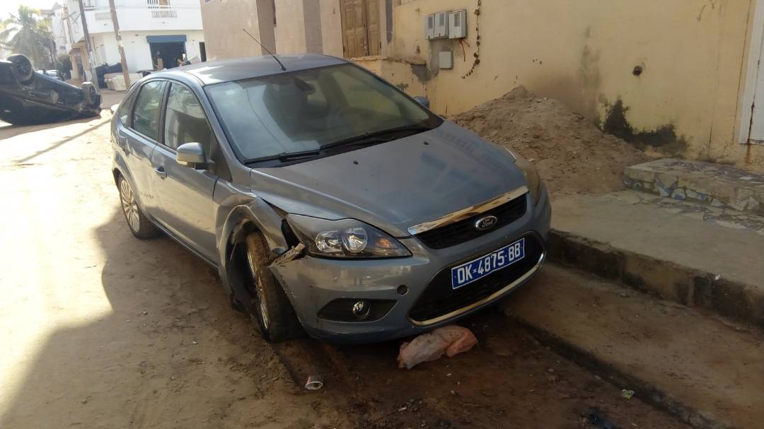 Une voiture s'est renversée à la cité Djily Mbaye, le conducteur a pris la fuite 